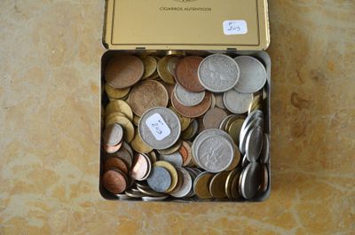 une boîte remplie de pièces de monnaie posée sur une table
