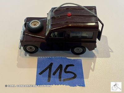 un camion miniature posé sur une feuille de papier bleue