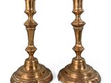 paire de chandeliers anciens en laiton sur fond blanc