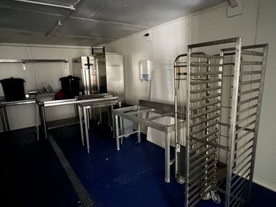 une photo d'une cuisine professionnelle avec des étagères en acier inoxydable