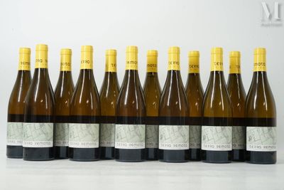 six bouteilles de vin alignées sur une table