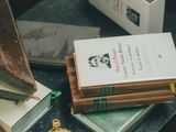 une petite table sur laquelle se trouvent des livres et une horloge