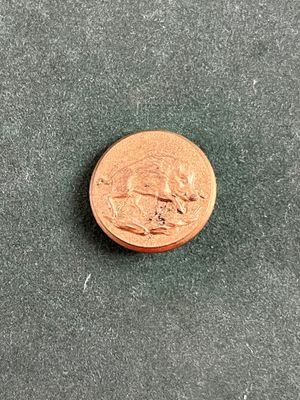 un penny posé sur une table avec un fond noir
