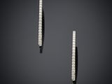 une paire de boucles d'oreilles en diamant sur fond noir