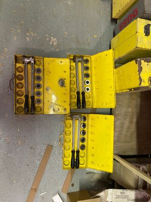 une boîte jaune contenant tout un tas de vis