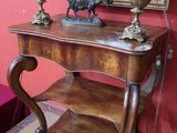 une table sur laquelle se trouvent une lampe et un miroir