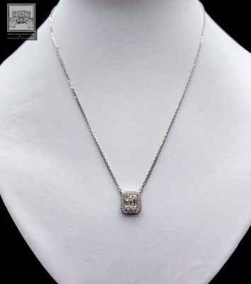 Collier en or blanc 750°/.(18K), orné d'un pendentif rectang…