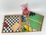 une boîte en bois contenant un damier et un jeu
