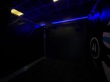 une pièce sombre avec des lumières bleues et un plafond noir