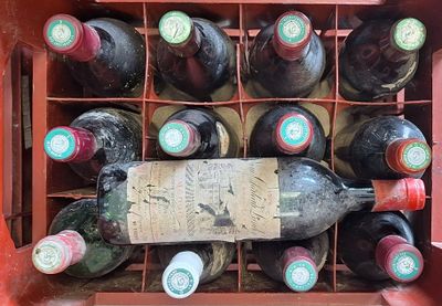 plusieurs bouteilles de vin dans un coffret rouge