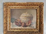 tableau dans un cadre doré représentant une théière et un bol posés sur une table