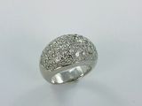 gros plan d'une bague en diamant sur une surface blanche