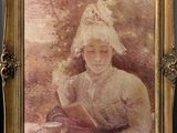 une vieille photo représentant une femme coiffée d'un chapeau blanc, assise devant un tableau