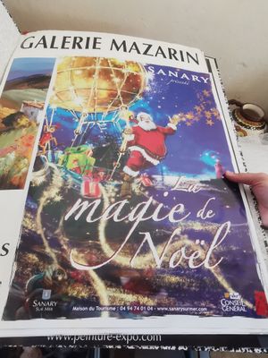une personne tenant un livre devant une boîte