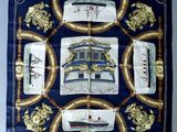 un gros plan d'un foulard carré sur lequel figure un bateau