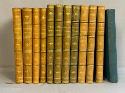 six vieux livres alignés sur une surface blanche