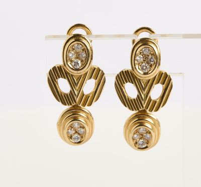 une image d'une paire de boucles d'oreilles en or et diamants