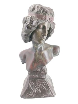 statue d'une femme coiffée d'un chapeau et vêtue d'une robe