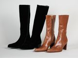 trois paires de bottes noires, marron et beige, posées les unes à côté des autres
