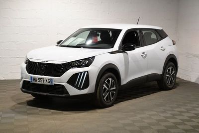 Le SUV blanc est garé dans une grande pièce au sol carrelé en damier.