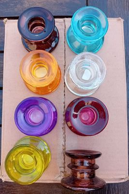 de nombreux verres de différentes couleurs dans une boîte posée sur une table