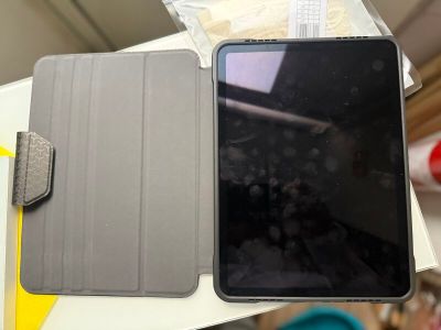 une tablette posée sur une table à côté d'un portefeuille