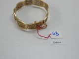 Gros plan sur un bracelet en or portant une étiquette