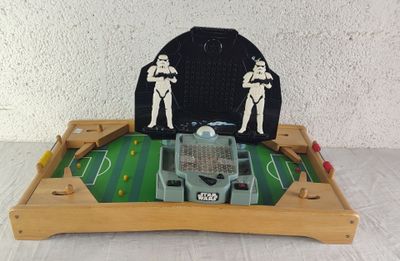un plateau en bois sur lequel se trouve un jeu de football miniature