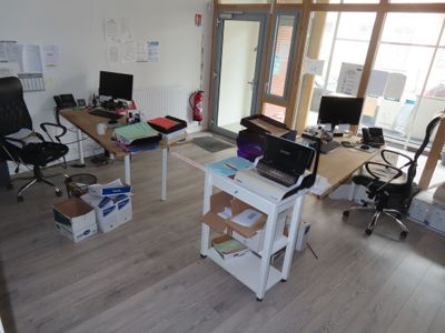 une photo d'un bureau à domicile avec un bureau et deux ordinateurs