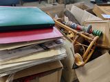une pile de boîtes et d'autres objets dans une pièce