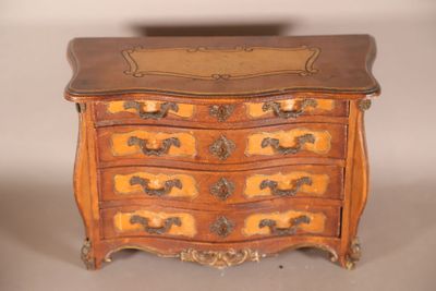 une petite commode en bois posée sur une table