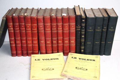 plusieurs vieux livres sont alignés sur une table