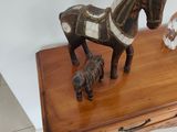 une petite table en bois sur laquelle se trouvent un cheval et un chien