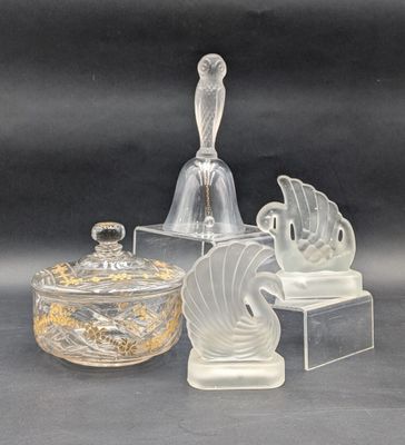 trois objets en verre transparent posés sur une surface noire