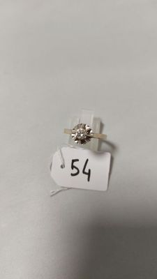 un gros plan d'une bague sertie d'un petit diamant