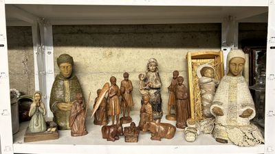 de nombreuses figurines de différentes tailles et formes posées sur une étagère