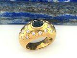 l'image d'une bague en or ornée d'une pierre bleue
