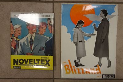 deux affiches accrochées au mur de toilettes publiques