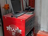 une petite machine rouge sur laquelle est posé un ordinateur portable