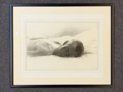 une vieille photo d'une femme allongée sur un lit, les yeux fermés