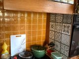 une cuisinière sur laquelle sont posés des casseroles et des poêles