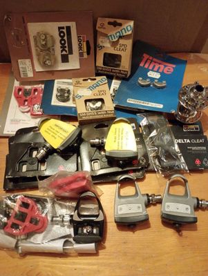 tout un tas d'objets divers posés sur une table