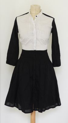 Paul SMITH, une robe noir et haut blanc, plis religieuses en…