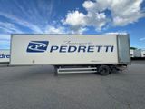 Le semi-remorque est garé sur un parking, avec un ciel bleu en arrière-plan.