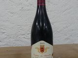 une bouteille de vin posée sur une table