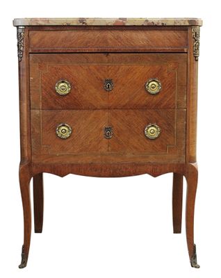 une image d'une commode en bois avec des poignées en laiton