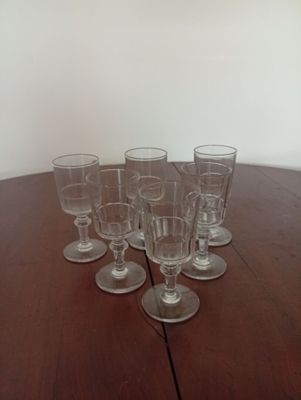 Ensemble de six verres à Porto en verre soufflé.