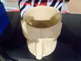 une tasse de thé posée sur une table, avec un sachet de thé en arrière-plan