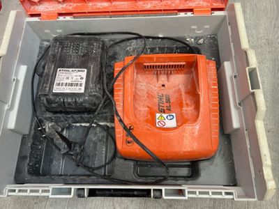 une boîte orange contenant deux piles et un chargeur
