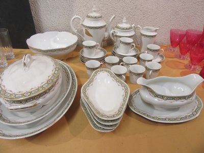 526.48 - PARTIE DE SERVICE DE TABLE ET A CAFE EN PORCELAINE … - Photo 1